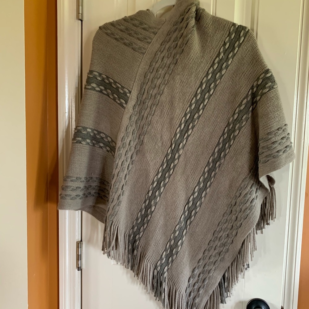 Beige/brown poncho